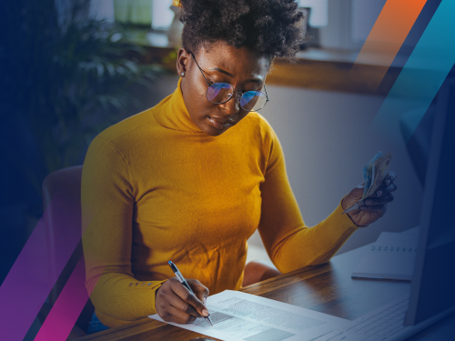 Femme responsable des ressources humaines examinant un CV, symbolisant une vérification appropriée de l'emploi.